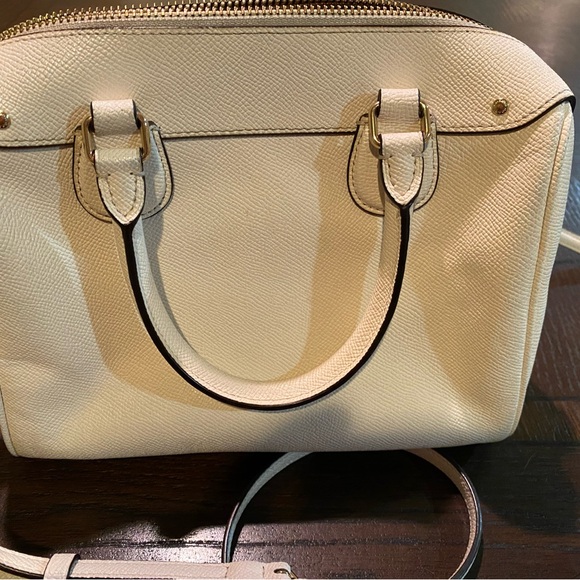 White coach purse. - Picture 5 of 8